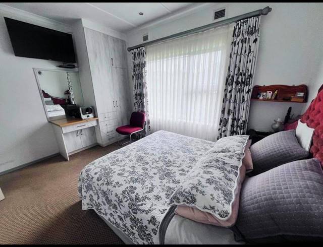 5 BEDROOM HOUSE FOR SALE IN OSLO BEACH